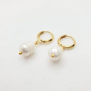 🌹3/$30 NEW Natural Fresh Water White Freeform pearl hoop gold plated earrings